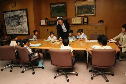 社会見学に訪れた生徒たちの写真